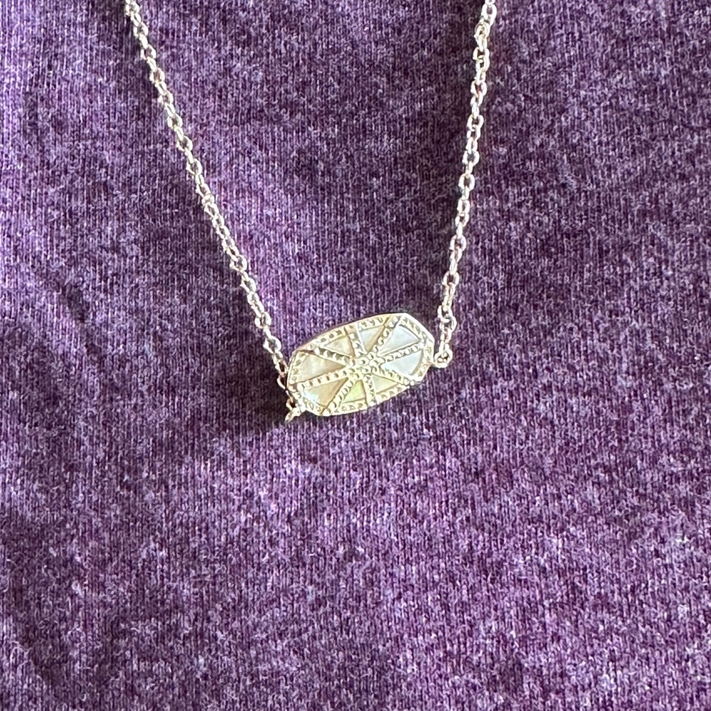 Kendra Scott Elisa oval necklace mother of pearl like new - Picture 3 of 5